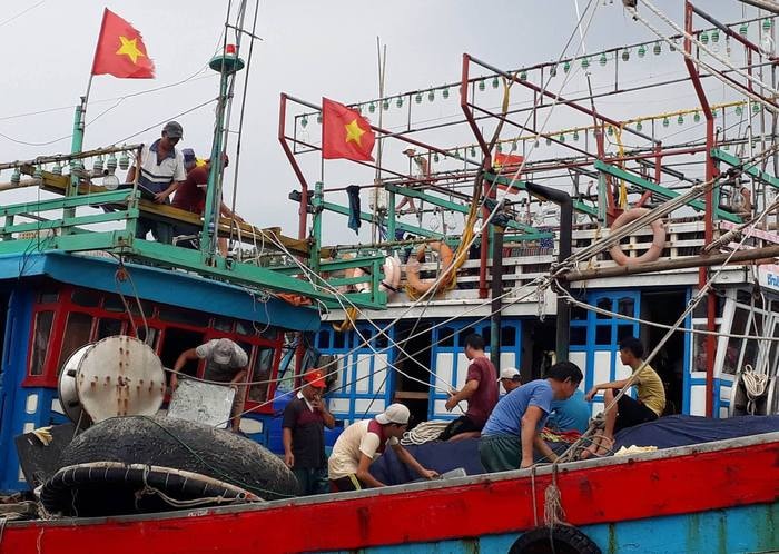 Cơn bão ngày càng tiến sâu vào đất liền nên công tác thu dọn ngư lưới cụ của các phương tiện tàu thuyền cũng khẩn trương hơn. Ảnh: Thúy Nga
