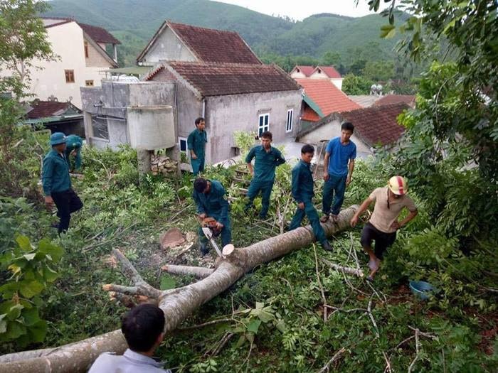 Khắp các thôm xóm của huyện Thanh Chương đoàn viên thanh niên cũng là lực lượng đắc lực trong công tác phòng chống bão số 10.