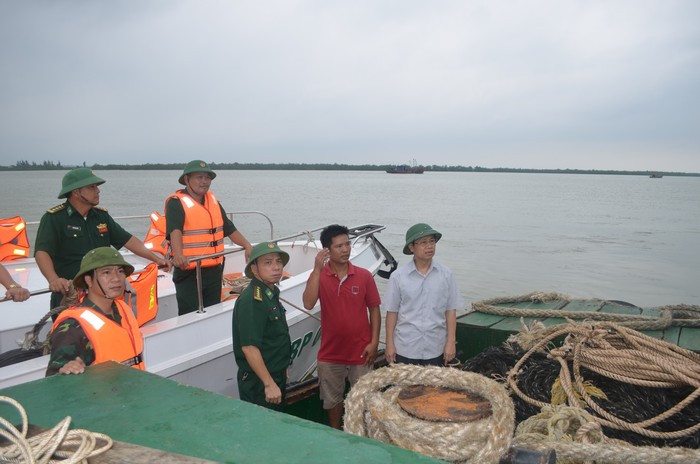 Đồng chí Phó Bí thư Thường trực Tỉnh ủy kiểm tra xà lan neo đậu trên sông Lam. Ảnh: Phương Linh