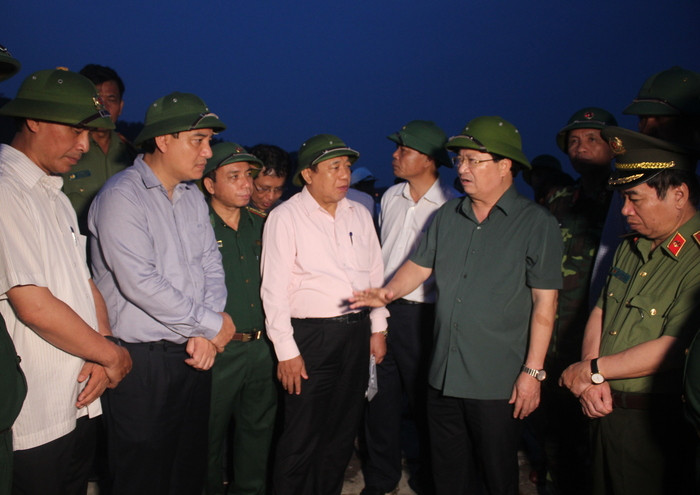 Phó Thủ tướng Trịnh Đình Dũng yêu cầu tỉnh Nghệ An thường xuyên theo dõi diễn biến của cơ bản để chủ động ứng phó. 