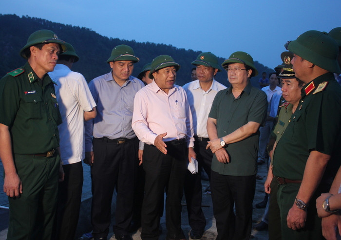 Đồng chí Nguyễn Xuân Đường - Phó Bí thư Tỉnh ủy, Chủ tịch UBND tỉnh báo cáo nhanh với Phó Thủ tướng về tình hình triển khai công tác phòng chống cơn bão số 10 trên địa bàn tỉnh. 