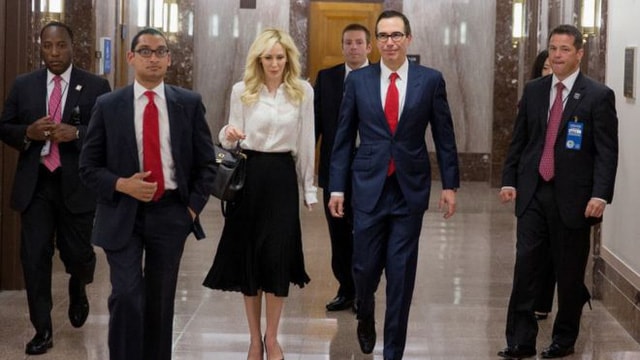 Bộ trưởng Steven Mnuchin (thứ 2 từ phải sang) và bà Louise Linton (áo trắng) mới kết hôn hồi tháng 6.Ảnh: Getty