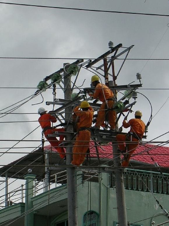 Bảo trì thường xuyên hệ thống điện góp phần giảm tai nạn điện mùa mưa bão. Ảnh minh họa.