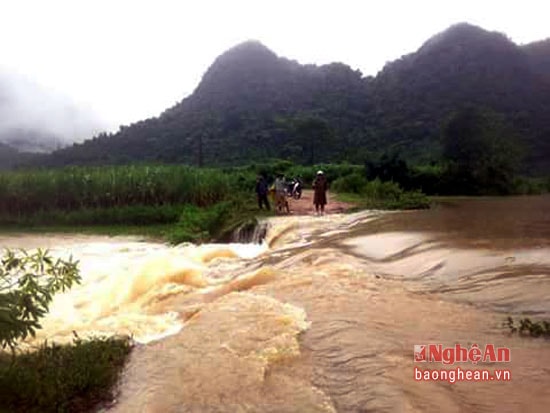 Tại xã Thọ Sơn (Anh Sơn) nhiều tuyến đường liên xã bị nước lũ tràn về, cô lập các thôn xóm.