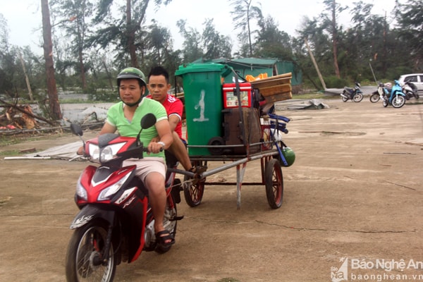 Người dân cố vớt vát tài sàn còn sót lại mang về. Theo báo cáo của UBND thị xã Cửa Lò, tính đến 15h chiều 15/9, toàn thị xã có hơn 350 ngôi nhà và ki ốt bị 