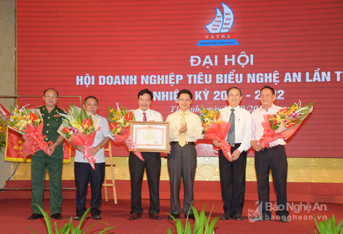 Trao tặng Bằng khen của Thủ tướng Chính Phủ cho Hội Doanh nghiệp tiêu biểu Nghệ An. Ảnh: Sỹ Minh