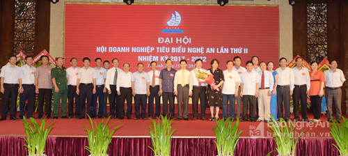 Ra mắt Ban chấp hành Hội Doanh nghiệp tiêu biểu Nghệ An nhiệm kỳ 2017 - 2022. Ảnh: Sỹ Minh