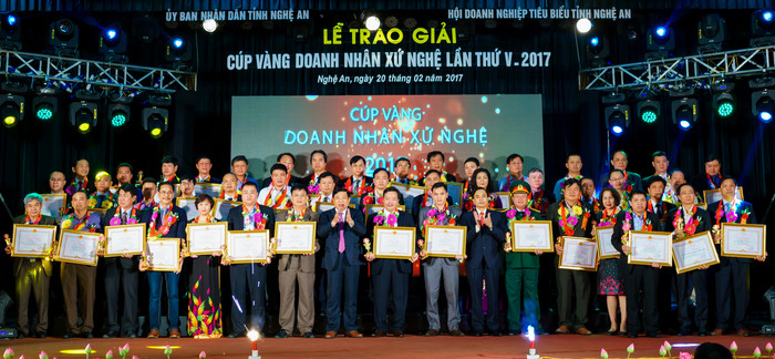 Lãnh đạo tỉnh chụp ảnh lưu niệm cùng 46 doanh nhân nhận giải thưởng “Cúp Vàng doanh nhân xứ Nghệ” lần thứ V năm 2017. Ảnh: P.V