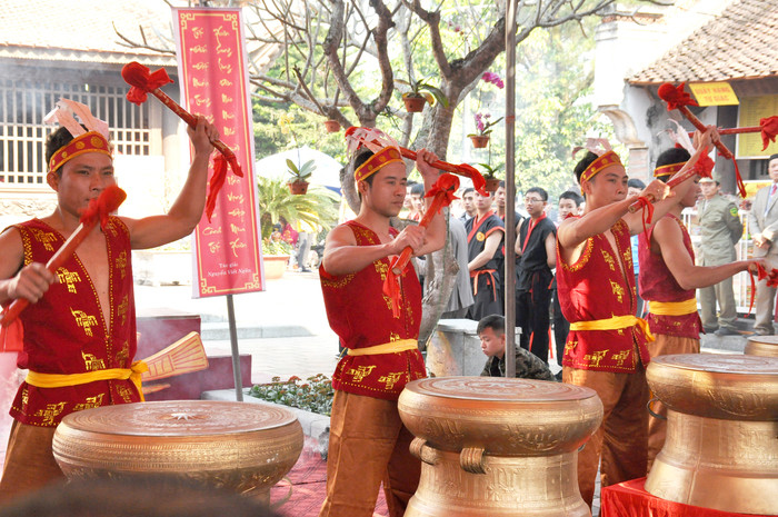 Biểu diễn trống đồng tại Lễ hội đền Quang Trung. Ảnh: Thanh Thủy