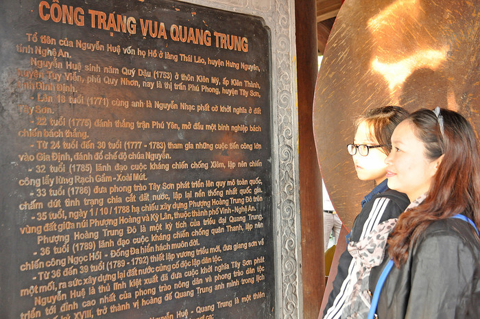 Học sinh đến tìm hiểu thân thế, sự nghiệp của Vua Quang Trung. Ảnh: Thanh Thủy