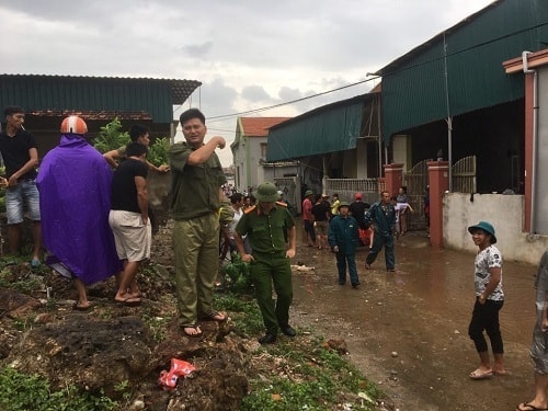 Ông Trần Văn Nguyện- Chủ tịch UBND xã Quỳnh Long, huyện Quỳnh Lưu (Nghệ An) cho biết, trước đó khi bão số 10 đang dần tiến vào đất liền, chính quyền đại phương đã tích cực tuyên truyền vận động người dân ở ven đê di dời đến nơi trú ẩn an toàn. Hiện sóng biển dâng cao, tràn qua cả đê nên chính quyền và công an huyện cùng các cơ quan chức năng đã vận động, yêu cầu người dân ở gần đê biển di dời khẩn cấp ra khỏi vùng xung yêu nguy hiểm. Ảnh: Quỳnh Long.