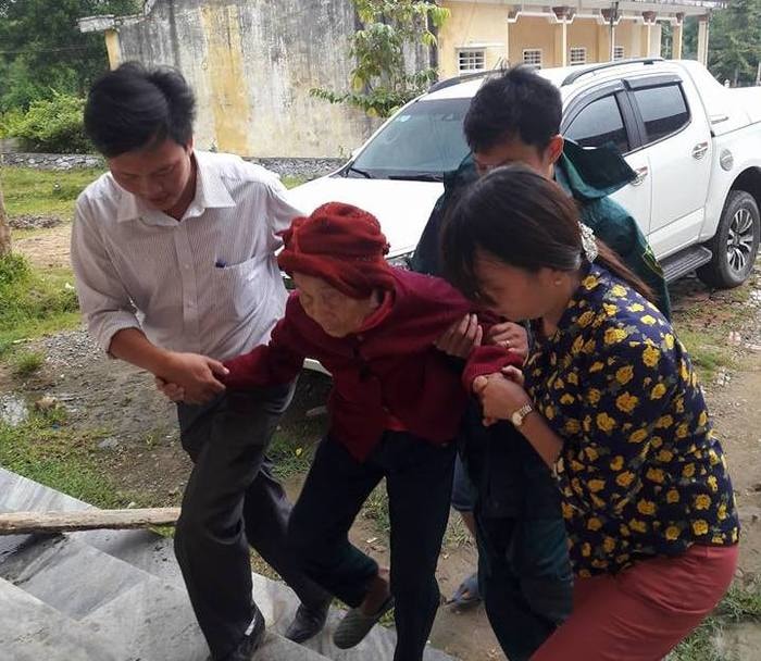 Người dân xã Châu Lộc được di dời đến nơi an toàn. Ảnh: Trương Anh Đức 