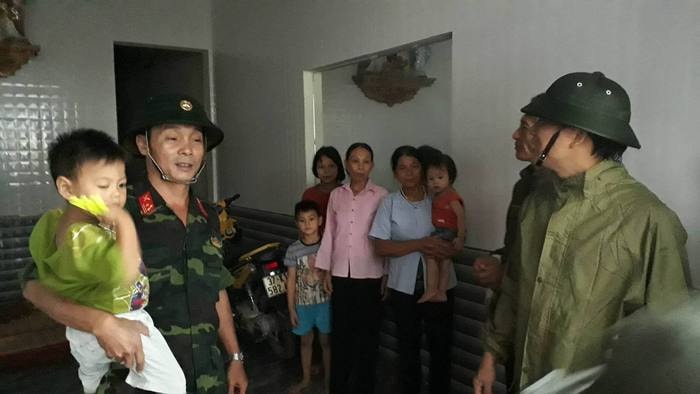 Lực lượng chức năng sơ tán dân tại xã Nghi Thiết, huyện Nghi Lộc. Ảnh: Nhật Tuấn.