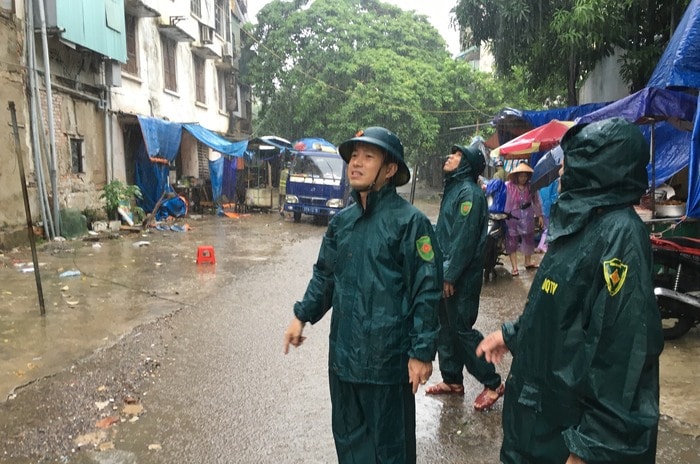 Lãnh đạo phường Quang Trung kiểm tra và tuyên truyền các người dân ở các khu nhà cao tầng Quang Trung cũ chằng chéo đảm bảo an toàn, nhất là các ô cơi nới được xây dựng từ lâu. Ảnh: Mai Hoa