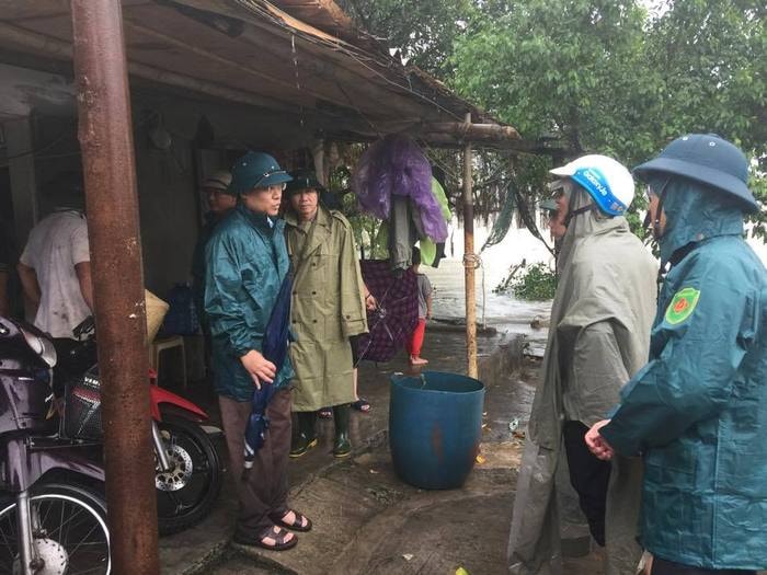 Lãnh đạo TP. Vinh vận động di dời người dân xóm Hòa Lam, xã Hưng Hòa. Ảnh: Võ Huyền