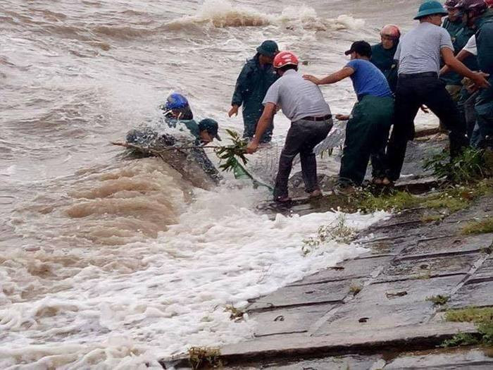 Người dân xã Quỳnh Thanh, huyện Quỳnh Lưu cùng với lực lượng công an, quân sự, dân quân tự vệ xã cứu đê biển. Ảnh: FB Tran Phap.