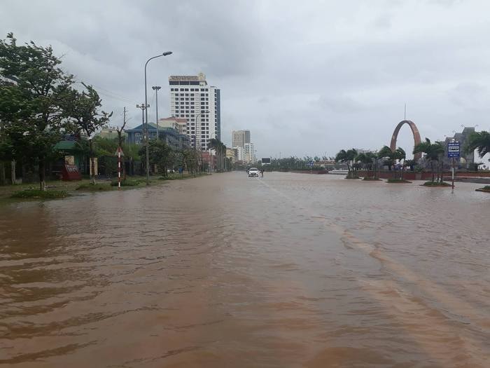 Tuyến đường Bình Minh tại thị xã Cửa Lò bị ngập sâu trong nước. Ảnh: Phủ Qùy