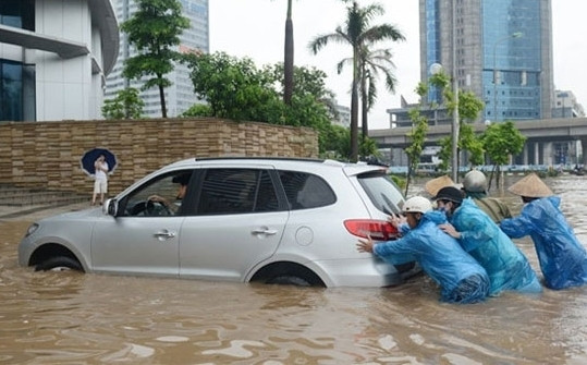 Kinh nghiệm lái ôtô khi trời mưa, đường ngập nước