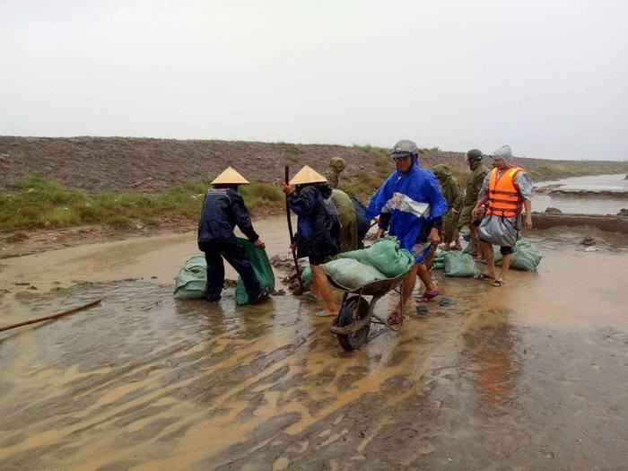 Người dân khẩn trương lấy đất đắp đê, ngăn vỡ. Ảnh: N.T.L