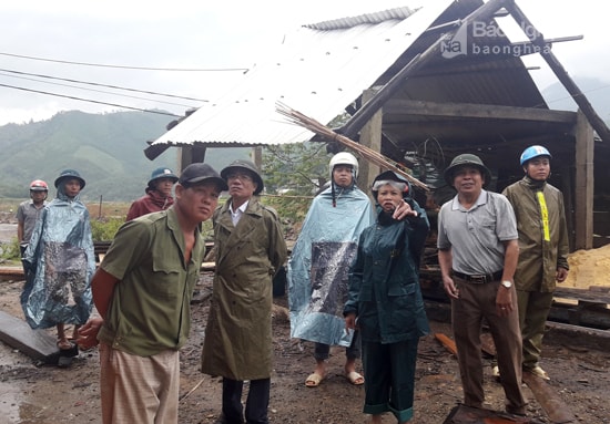 Đồng chí Nguyễn Văn Thông, Phó Bí thư tỉnh ủy đã đi kiểm tra công tác PCLB tại huyện Quỳ Hợp. Ảnh Phan Giang