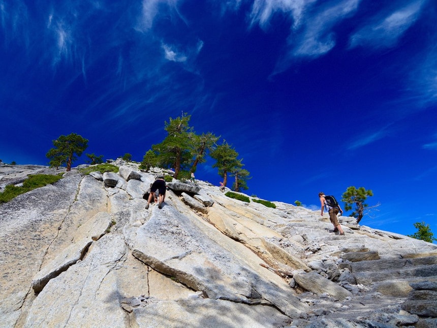 15 tuyến đường bộ nguy hiểm trên thế giới hình ảnh 1 Half Dome, Mist Trail, California: Theo thống kê từ một trang web về đi bộ đường dài, hơn 60 người đã tử vong ở Half Dome. Trong 10 năm gần đây, ít nhất 5 người đã mất mạng dù nơi này có dây cáp hỗ trợ. Các tai nạn thường xảy ra lúc trời mưa, khi đá ướt và trơn trượt. Ảnh: Shutterstock/ Onnes.