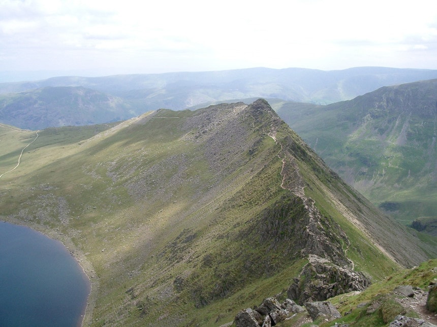 15 tuyến đường bộ nguy hiểm trên thế giới hình ảnh 3 Striding Edge, Anh: Striding Edge là một trong những đường đi bộ đáng sợ nhất nước Anh. Phần nguy hiểm nhất là khu vực Swirral Edge, nơi đặc biệt trơn trượt, nhất là trong mùa đông khi tuyết rơi. Gần đây, một cặp vợ chồng đã may mắn thoát chết sau khi ngã xuống từ độ cao hơn 100 m. Ảnh: Learnabouttravelmaps.