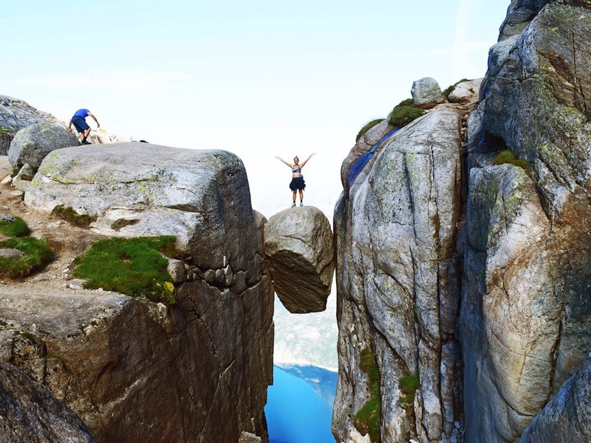 15 tuyến đường bộ nguy hiểm trên thế giới hình ảnh 6 Kjeragbolten, núi Kjerag, Na Uy: Đường lên núi Kjerag không quá khó khăn, nhưng leo lên Kjeragbolten, một tảng đá kẹp giữa hai vách núi ở độ cao gần 300 m lại là trải nghiệm nguy hiểm. Ảnh: Shutterstock / Patnaree Asavacharanitich.