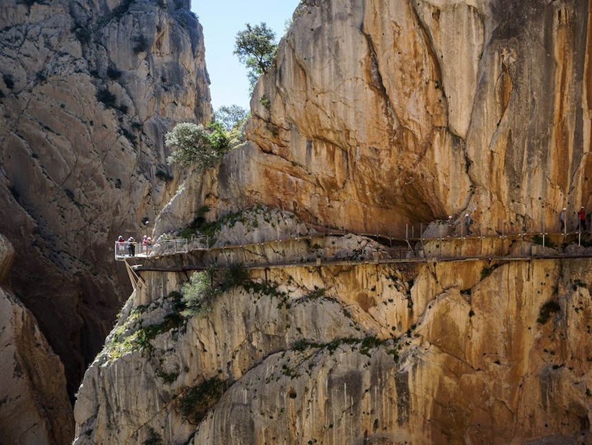 15 tuyến đường bộ nguy hiểm trên thế giới hình ảnh 4 El Caminito del Rey, Tây Ban Nha: El Caminito del Rey có một con đường hẹp treo trên vách đá ở độ cao hơn 30 m so với mặt đất. Con đường được xây dựng cách đây hơn 100 năm. Một số khu vực đã bắt đầu hư hỏng, khiến con đường càng nguy hiểm hơn. Việc đi bộ ở đây đã bị cấm sau khi 4 nhà thám hiểm gặp tai nạn và tử vong vào năm 2000. Hiện nay, con đường này đã được sửa chữa, gia cố và mở cửa trở lại. Con đường đã an toàn hơn trước đây nhưng công viên cũng giới hạn số lượng du khách tối đa khoảng 600 người mỗi ngày. Ảnh: iStock/Jlazouphoto .
