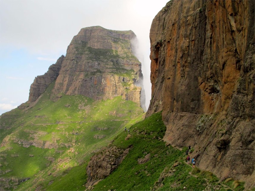 15 tuyến đường bộ nguy hiểm trên thế giới hình ảnh 8 Drakensberg Traverse, Nam Phi: Theo đồn đại, nhiều người đã chết trên tuyến đường dài hơn 60 km này. Đầu tiên, những người leo núi đi qua 2 cầu thang không vững chắc đến một sườn núi hẹp. Sau đó, họ tiếp tục hành trình qua những con đường chăn thả gia súc và các tảng đá tạo thành lối mòn. Ảnh: Flickr/Rick McCharles.