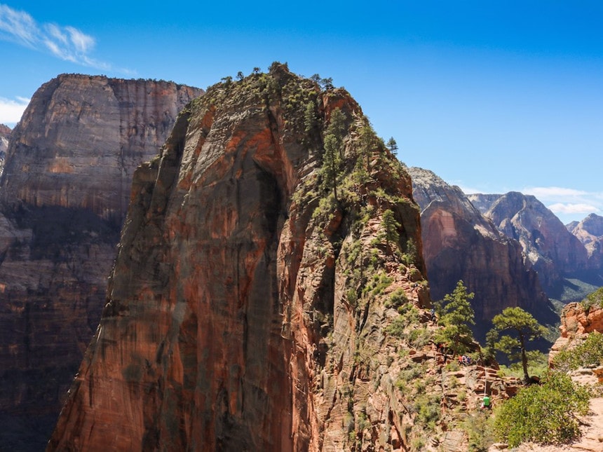 15 tuyến đường bộ nguy hiểm trên thế giới hình ảnh 9 Angel's Landing, Utah: Angel's Landing khá bằng bằng phẳng và dễ đi. Tuy nhiên, con đường vẫn nguy hiểm vì lối đi càng lên cao càng hẹp. Lên gần đỉnh, đường đi chỉ đủ rộng cho một người và hai bên là sườn dốc ở độ cao hơn 300 m so với mặt đất. Ảnh: Shutterstock/ Bram Reusen.