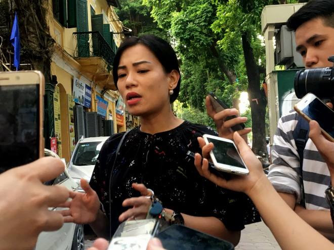 Bà Nguyễn Hồng Nhung trả lời báo chí sau cuộc họp hôm 13/9 vừa qua.