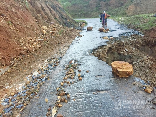 Mưa bảo làm sạt lở nghiêm trọng tuyến đường Tỉnh 532 đoạn qua xã Liên Hợp, huyện Quỳ Hợp. Ảnh TL