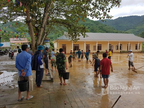 Lực lượng bộ đội, công an và dân bản cùng dọn dẹp bùn ngập tại Trường THCS xã Yên Tĩnh. Ảnh: Văn Trường