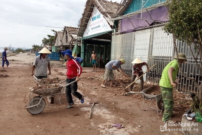 Bà con nhân dân huyệnDiễn Châu tập trung khắc phục thiệt hại sau bão