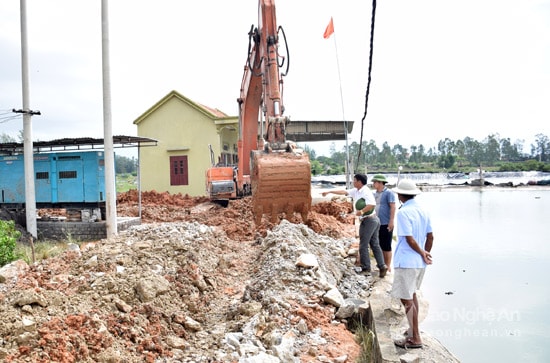  Sau bão, anh Võ Văn Thắng lại phải thuê máy múc san gạt đất lấy chỗ đi lại trong vùng nuôi tôm. Ảnh: Xuân Hoàng 