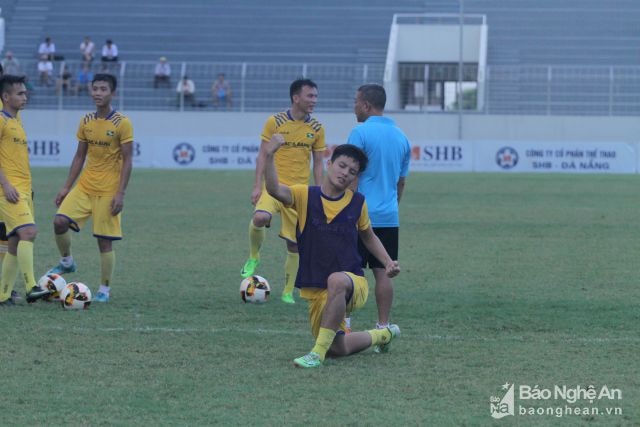 Ngay cả Hoàng Văn Khánh cũng nhiều lần khiến các thủ môn phải vào lưới nhặt bóng. Ảnh: Trung Kiên