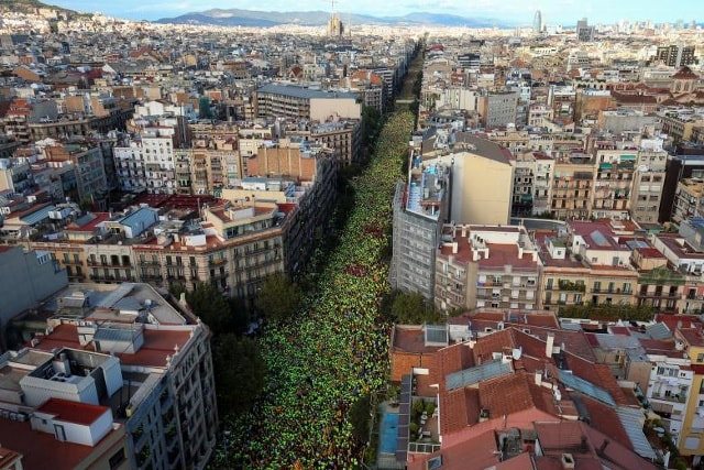 Hàng ngàn người tham gia mặc áo phông xanh do National Catalan Assembly (ANC) cung cấp trong một cuộc mít tinh trong ngày quốc gia Catalonia 'La Diada' ở Barcelona, Tây Ban Nha.