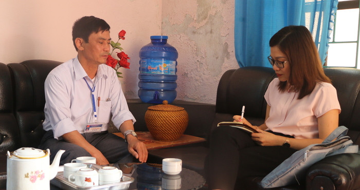 Đồng chí Võ Quang Minh - Chủ tịch UBND xã Đông Sơn (Đô Lương) trao đổi với phóng viên về công tác luân chuyển cán bộ chủ chốt giữa các xã với nhau. Ảnh: P.V