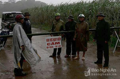 Tại các điểm cầu tràn, cầu tạm qua khe suối ở Quỳ Hợp đang có lực lượng 4 tại túc trực 24-24h. Ảnh: Phan Giang