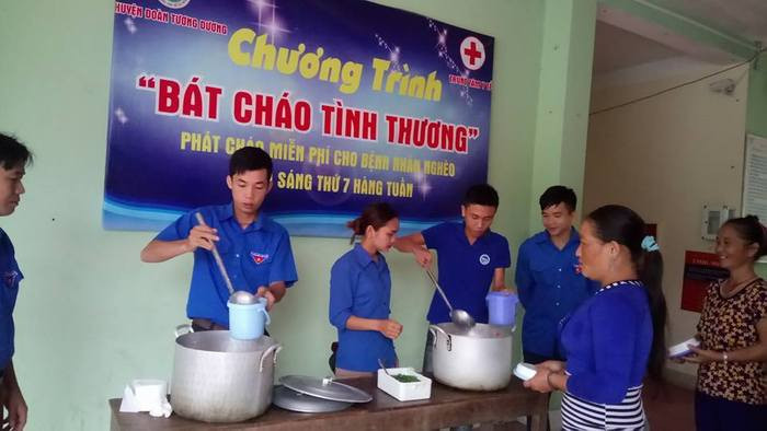 Chương trình Bát cháo tình thương được tuổi trẻ Tương Dương thực hiện vào thứ Bảy hàng tuần tại Trung tâm y tế huyện. Ảnh: Đình Tuân