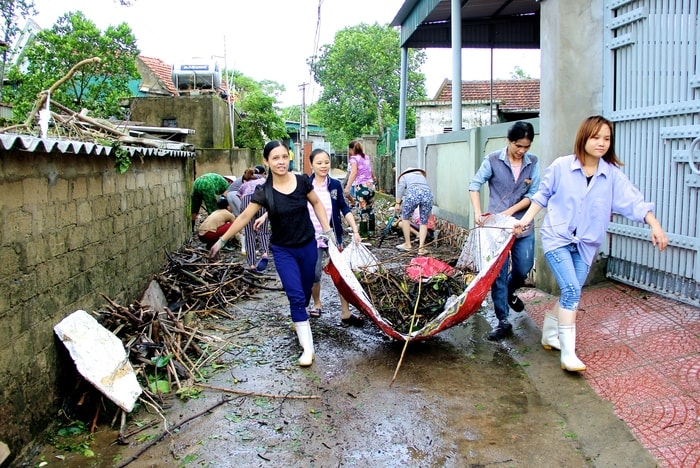 Ngay từ tinh mơ sáng, người dân nơi đây đã bắt tay vào dọn dẹp vệ sinh môi trường, ổn định lại cuộc sống. Ảnh: Mỹ Nga