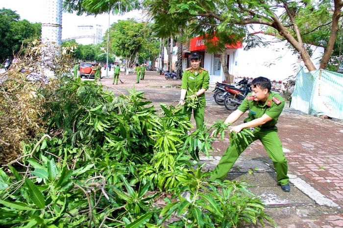 Trong nội thành TP.Vinh, tại các tuyến đường chính như Nguyễn Thị Minh Khai, Hồ Tùng Mậu, lực lượng cán bộ chiến sĩ thuộc Công an thành phố Vinh đã tham gia cùng người dân dọn dẹp vệ sinh môi trường. Ảnh: Mỹ Nga