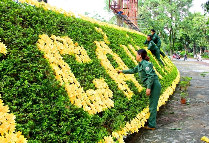 Cán bộ vệ sinh môi trường khắc phục cảnh quan thành phố. Ảnh: Mỹ Nga