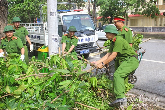 Đồng chí  Phan Hiền - Phó đội trưởng đội cảnh sát trật tự Vinh cho biết : Sau khi bão đi qua, đội đã tập hợp anh em đi các tuyến đường  tại TP.Vinh để dọn dẹp rác, giúp người dân gia cố lại nhà cửa. Sau khi thu dọn, đội sẽ kết hợp với lực lượng môi trường đô thị xử lý và vận chuyện rác, không để rác tồn đọng  trên các tuyến đường Vinh.