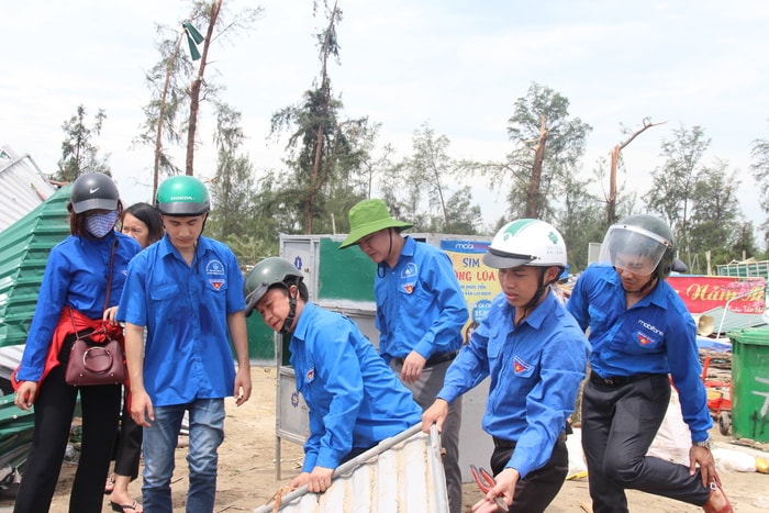 Ban thường vụ Tỉnh đoàn cũng tham gia lao động và động viên các bạn đoàn viên thanh niên khẩn trương dọn dẹp. Ảnh: Hoài Thu