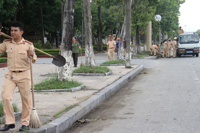 Ngoài tham gia giúp người dân TX Cửa Lò dọn dẹp sau bão, cũng trong buổi sáng 16/9 ở TP Vinh đoàn viên thanh niên các phường xã và khối các cơ quan, cũng đồng loạt tiến hành vệ sinh môi trường.