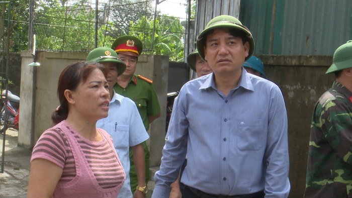Bí thư Tỉnh ủy thăm hỏi gia đình bàThược ở khối Tân Diện, phường Nghi Hòa, thị xã Cửa Lò bị bão làm sập nhà. Ảnh: Hữu Lương