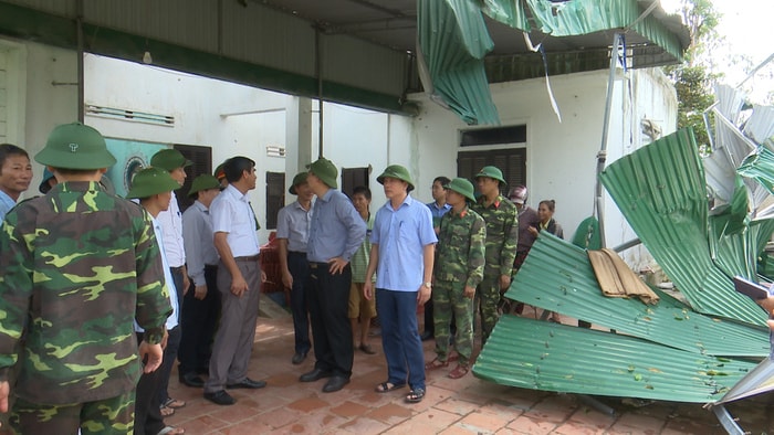 Lãnh đạo Thị xã Cửa Lò báo cáo với Bí thư Tỉnh ủy tình hình thiệt hại của địa phương do bão số 10. Ảnh: Hữu Lương