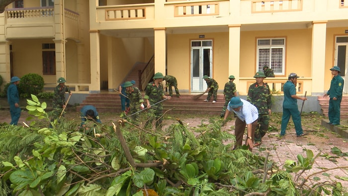 Các lực lượng quân sự, công an, bộ đội biên phòng, dân quân tự vệ, đoàn thanh niên cùng giúp người dân khắc phục hậu quả bão số 10. Ảnh: Hữu Lương