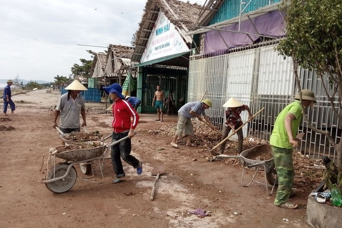 Bà con nhân dân huyệnDiễn Châu tập trung khắc phục thiệt hại sau bão. Ảnh: Mai Giang